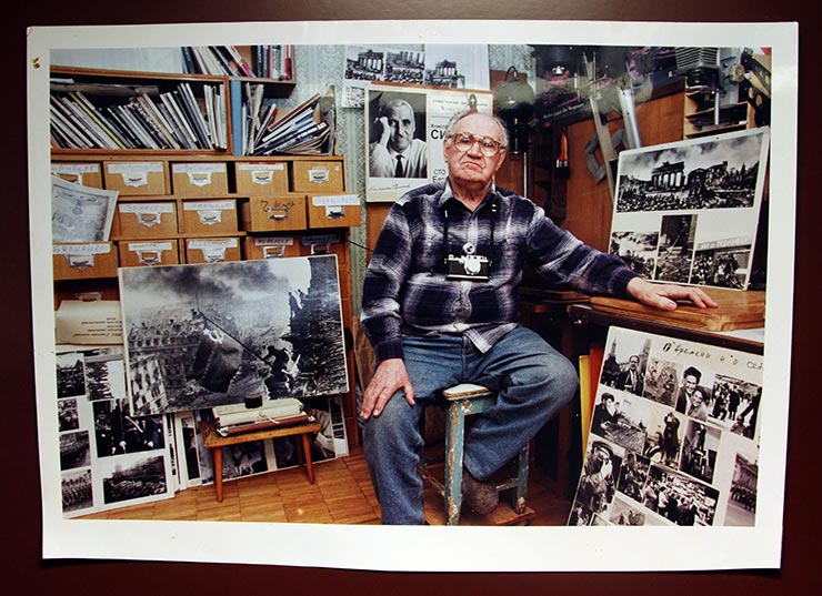 Khaldei at home in Moscow with his archive, 1994